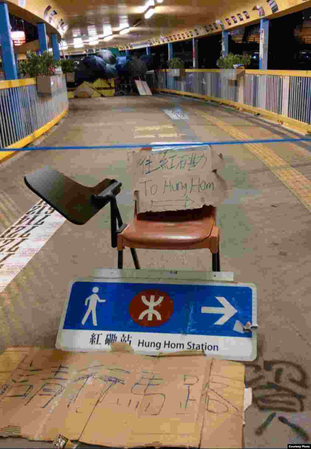 Протестующие баррикадировали и входы в метро, блокировали улицы, поэтому передвигаться в городе было тяжело. Казахстанцы рассказывают, что им пришлось провести ночь до вылета в аэропорту, чтобы на случай форс-мажора не пропустить рейс домой.&nbsp;