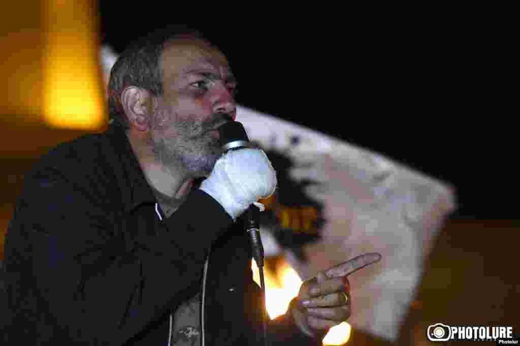 Пашинян закликав громадян 19 квітня о 8:00 зібратися біля будівлі уряду, де має відбутися перше засідання кабінету міністрів під головуванням новообраного прем&#39;єр-міністра Сержа Сарґсяна, щоб не дати можливості міністрам увійти до будівлі