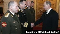 Експерти Bellingcat і The Insider стверджують, що «Дельфін», який фігурує у записах перехоплених телефонних розмов – це генерал-полковник російської армії в запасі, чинний головний інспектор Центрального військового округу Міністерства оборони Росії Микола Ткачов (на фото крайній зліва)