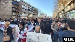 К двум часам дня колонна двинулась к мэрии