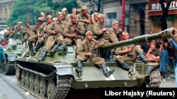 Радянські військовослужбовці на танку перед будівлею Чеського радіо в перший день вторгнення, 21 серпня 1968