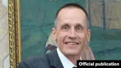 Британиянын Кыргызстандагы элчиси Чарльз Гаррет. 