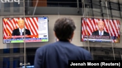 Adresarea lui Joe Biden în legătură cu situația din Afganistan, urmărită pe monitoare în Times Square din New York City, SUA, 16 august 2021. 