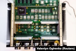 Електрична плата з уламків ракети «Іскандер», знайденої в Україні 2022 року. Конденсатори тут жовтого кольору. Присутні також мікросхеми білоруського заводу «Інтеграл», а також чіп американської компанії «Texas Instruments»