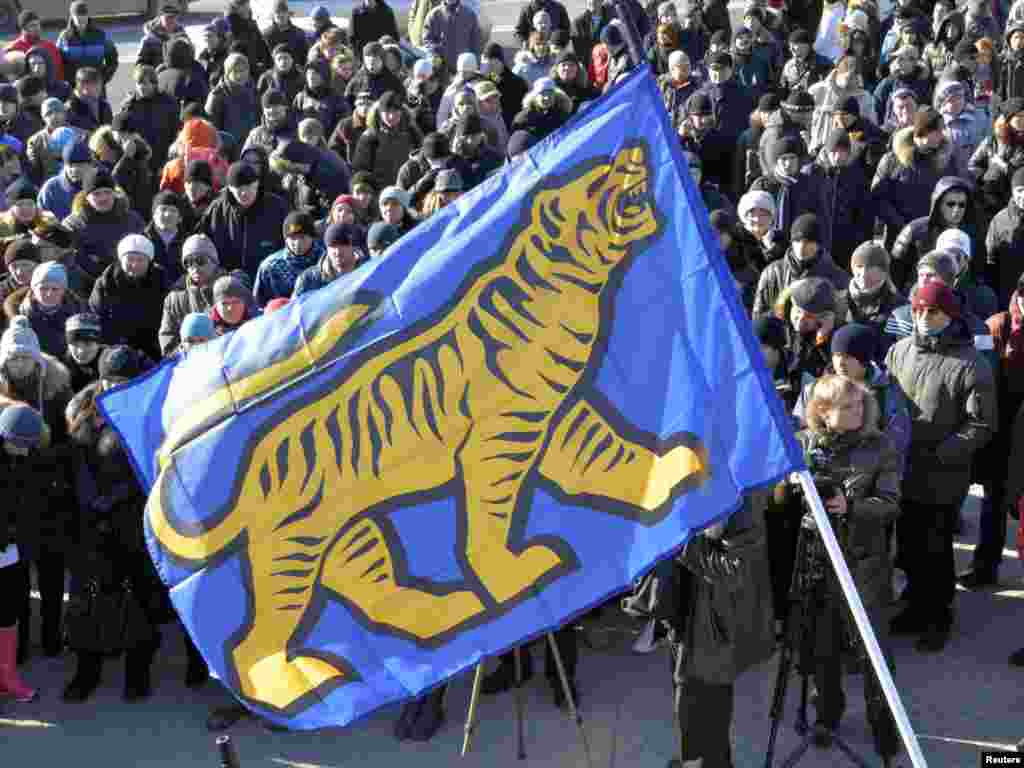 Russia -- Opposition activists hold a rally to protest against what they say are violations at the parliamentary elections, in the far eastern city of Vladivostok, 10Dec2011