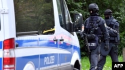 Немецкие спецслужбы провели масштабную спецоперацию сразу в пяти федеральных землях: результатом рейда стали десятки задержанных чеченцев