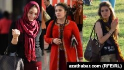 Dürli stilde geýnen gyzlar