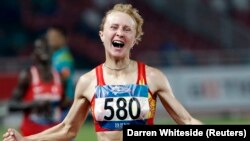 Кыз-келиндер арасында 10 миң метрге чуркоодо жеңүүчү болгон Дарья Маслова. 25-август, 2018-жыл. Индонезия. 