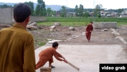 Дети играют в крикет на площадке на месте виллы, где укрывался Усама бен Ладен. Абботтабад, 26 апреля 2012 года.