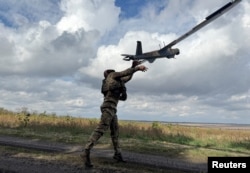 Військовослужбовець 59-ї ОШБр БпС ЗСУ імені Якова Гандзюка запускає розвідувальний дрон біля Покровська, 6 жовтня 2025 року