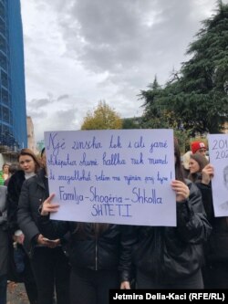 Një pankartë gjatë protestës në Tiranë.