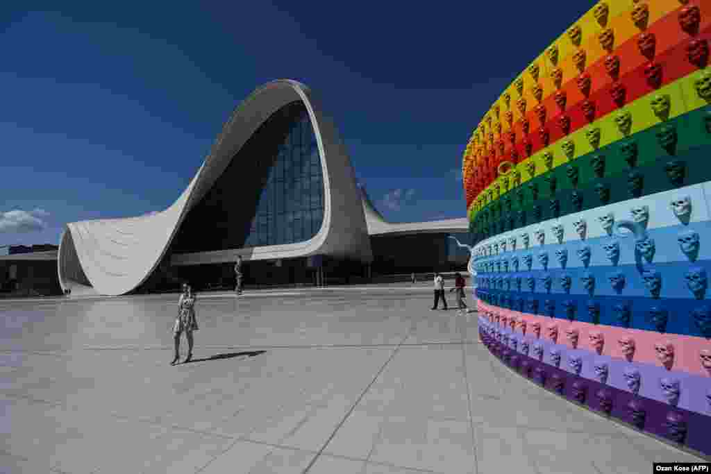 Një vepër arti e artistit turk, Ahmet Gunestekin e vendosur pranë Qendrës Kulturore Heydar Aliyev në Baku të Azerbajxhanit.