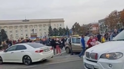 Oameni cu steaguri ucrainene în centrul Hersonului se bucură de apariția soldaților ucraineni