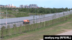 Жұрт арасында "президенттің арнайы трассасы" аталып кеткен жолды жуып бара жатқан көлік. Астана, 10 маусым, 2025 жыл