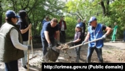 Субботник в Ливадийском парке проводят депутаты и провластные активисты Крыма, 17 мая 2025 года