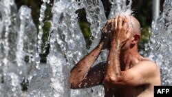 Підвищення глобальної температури збільшує частоту й інтенсивність екстремальних погодних явищ, включаючи повені, посухи, лісові пожежі, шторми, хвилі холоду і спеки