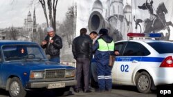 Российские полицейские проверяют документы мигрантов из Средней Азии. Архивное фото.