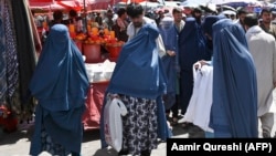 Burkát viselő nők Kabul belvárosában 2021. augusztus 28-án