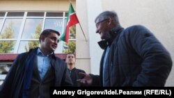 Адвокат Руслан Мадифуров (слева)