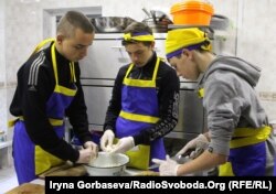 Мальчики активно участвуют в процессе приготовления