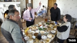 В жизни большинства абхазов немалое место занимают обычаи и обряды традиционной абхазской религии, дохристианской