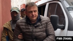 Vladyslav Yesypenko is detained by FSB officers in Crimea on March 16, 2021.