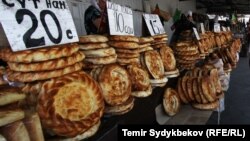 Нан саткан базардагы баалар. Бишкек. Идлюстрациялык сүрөт.