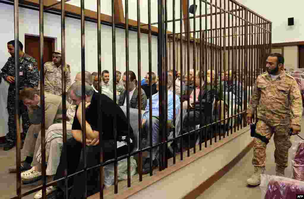 Лівія &ndash; Двадцять четверо східноєвропейських громадян: 19 українців, 3 білорусів і 2 росіян &ndash; сидять у клітці на суді за звинуваченням у співпраці з режимом Муаммара Каддафі під час слухань у Вищому військовому суді країни, 10 квітня 2013 року