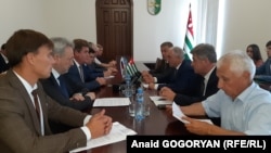 აფხაზეთის დე ფაქტო მთავრობის და "როსავიაციის" წარმომადგენლების შეხვედრა სოხუმში. 2019 წლის 21 აგვისტო