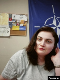 ეს ფოტო მეგიმ საგარეო სამინისტროში მუშაობის ბოლო დღეს გადაიღო - მან მინისტრის კურატორ მოადგილეს დაუყოვნებლად გათავისუფლების თხოვნით მიმართა და განცხადება იმავე დღეს დაუკმაყოფილეს ისე, რომ წასვლის მიზეზები არ უკითხავთ, არც ის უთქვამთ, რომ ვინმესთვის მისი საქმე უნდა გადაებარებინა.