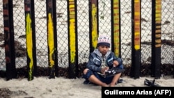 Dječak iz Centralne Amerike putuje u SAD u karavanu migranata "Migrant Via Crucis".