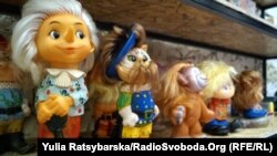 Деякими експонатами можна тут-таки бавитись, кажуть музейники