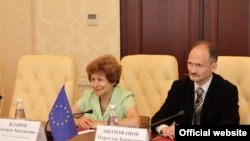 Депутатка Європарламенту Тетяна Жданок (л) під час відвідування України, 12 серпня 2014 року