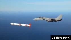 Tomahawk на фоне военного самолёта США