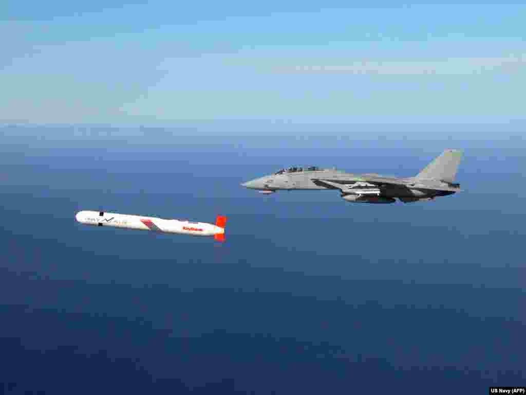 Томагавк летить поруч з F-14 ВМС США над південною Каліфорнією в 2002 році.Київ неодноразово закликав отримати доступ до американських ракет великої дальності. У 2024 році президент України Володимир Зеленський натякнув, що Київ просив «Томагавки». За повідомленнями, тодішній керманич Білого дому назвав цей запит «абсолютно нездійсненним»