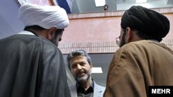 کامران دانشجو (نفر وسط)، وزیر علوم ایران، گفته است كه در دانشگاه ها با نصب تابلوهاى جداگانه براى اعلام نمرات و يا اطلاعيه ها، از اختلاط دختران با پسران جلوگيرى خواهد شد. 