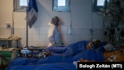 Koronavírusosok számára átalakított intenzív osztály a Semmelweis Egyetem Városmajori Klinikáján, 2021. április 9-én.