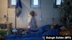 Covid-betegek intenzív ellátása a Semmelweis Egyetem városmajori kórházában, Budapesten, 2021. április 9-én