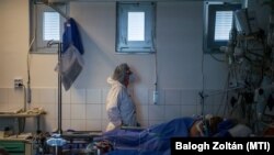 Ápoló védőfelszerelésben a fővárosi Semmelweis Egyetem Városmajori Szív- és Érgyógyászati Klinika koronavírussal fertőzött betegek fogadására kialakított intenzív osztályán 2021. április 9-én