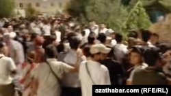 Gazagystanyň Türkmenbaşydaky ilçihanasynyň öňünde wiza almak üçin duran adamlar. Oktýabr, 2025-nji ýyl.