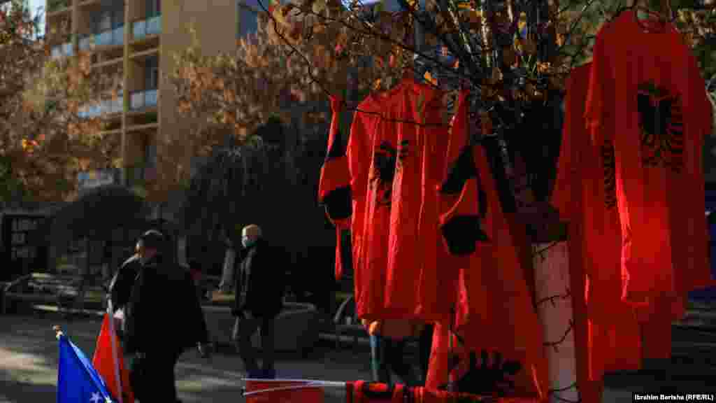 Rroba sportive të dekoruara me flamurin e Shqipërisë janë bërë gati për t&rsquo;u shitur.