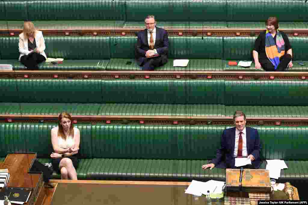 На фотографії, оприлюдненій парламентом Великої Британії, лідер опозиційної Лейбористської партії Кір Стармер (праворуч унизу) й інші депутати Палати громад дотримуються відстані на сесії запитань до прем&rsquo;єр-міністра 20 квітня 2020 року