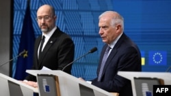 Високий представник ЄС із закордонних справ і політики безпеки Жозеп Боррель (праворуч) та прем’єр-міністр України Денис Шмигаль дають пресконференцію після засідання Ради асоціації Україна-ЄС у Брюсселі, 20 березня 2024 року