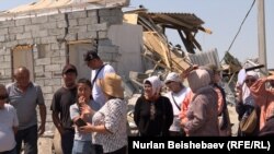 Көк-Жардагы объектилерди бузуу учурунда жергиликтүүлөр чогулуп, буга каршы чыккан. Алар президент Жапаровго да кайрылып, токтотууну өтүнгөн