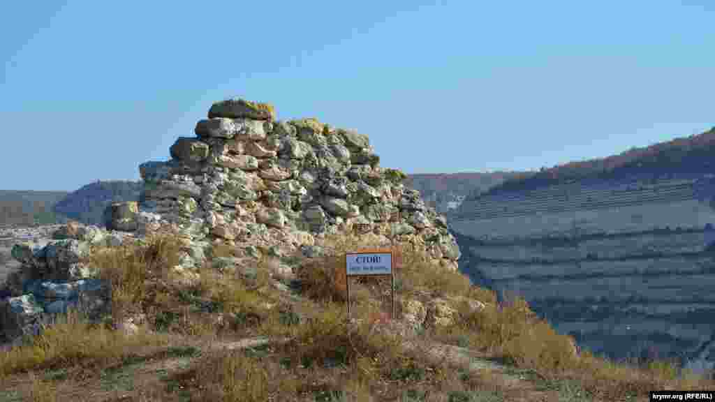 Развалины крепостной стены