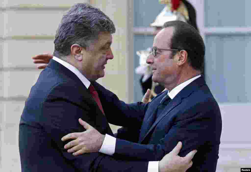 Президенти України і Франції Петро Порошенко (ліворуч) і Франсуа Олланд перед початком Маршу солідарності