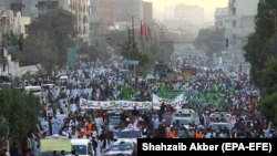 Пакистандыктар француз президенти Макрондун ислам жаатындагы сөздөрүнө каршы нааразылык жыйындар өткөрүштү. Карачи шаары. 30.10.2020.