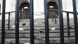 Каскети пред съдебната палата