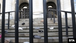 Един от протестите беше пред Съдебната палата. Хората хвърляха каскети с искане за оставката на главния прокурор Иван Гешев, който често носи такъв вид шапка