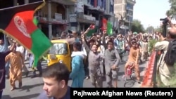Учасники мітингу в Джелалабаді протестували проти зняття національного афганського прапора в місті Джелалабад